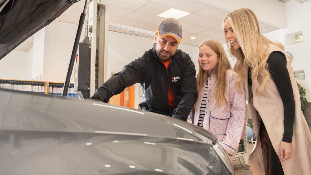 Gennemgang af motorrum med kunder