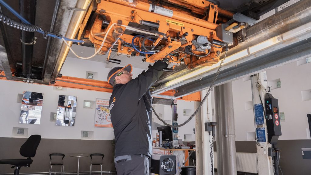 Undervogns tjek på bil